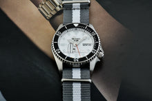 Load image into Gallery viewer, Seiko 5 Sports x Peanuts Surfboard Snoopy Limited Edition White Dial Two Tone NATO Strap Watch For Men - SRPK25K1