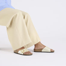Load image into Gallery viewer, Catalina Cushion Buckle