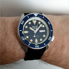 Load image into Gallery viewer, Seiko 5 Sports SKX Automatic Blue Dial Blue Silicone Strap Watch for Men - SRPD71K2